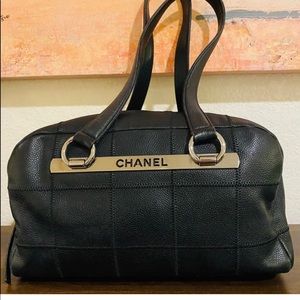 CHANEL hard to find purse . In good condition. Great price to move fast
